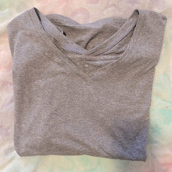 💜APANA💜Purple V-neck short sleeved yoga/ workout tee. Size Medium.Brand new. - Picture 2 of 9